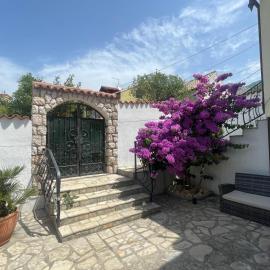 Stylish Summer Home, Lukovo Croatia, hotel in Lukovo
