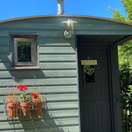 Shepherds Hut at Rhyd y Galen, hotel u gradu Llanrug
