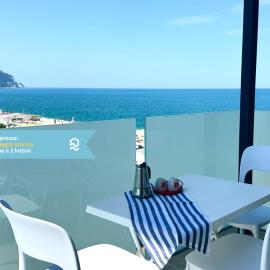 M413 - Marcelli, quadrilocale fronte mare con vista e spiaggia privata, hotel en Marcelli