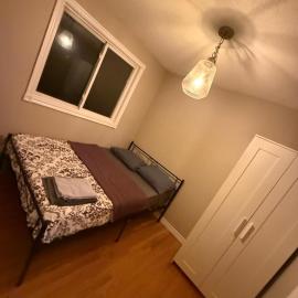 Homestay at Heart Of Kitchener-Free Wifi & Parking, hotel u gradu Kičener