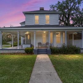 Martin B- historic district apt with pool
