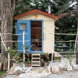 mobile house on a herbs farm，阿伊多夫什契納的飯店