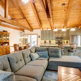 1 Mi to Heavenly Resort: Cozy Home w/ Deck!