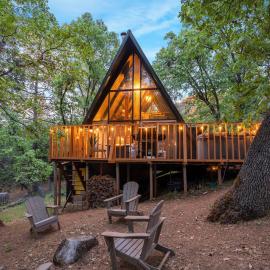 Sequoia A-frame Nirvana: Modern + Views + Hot Tub, hotel in Ponderosa