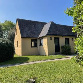 Cottage YVEL au Pied du lac au Duc, son Golf et sa Base Nautique、プロエルメルのホテル