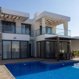 Villa Deja Blu with Private Pool, hotelli kohteessa Kalogrea