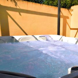 Décompression assurée - Super Calme - Jacuzzi Chauffé à remous - Jardin et Terrasse - Clim - Salle de Jeux avec Fresque Provençale - Grande Piscine Partagée au Sel - Maison spacieuse, tout équipée et joliment décorée - Proche des commodités