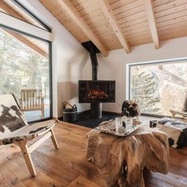 Luxury chalet with panoramic views, sauna, hot tub & cinema, hotel v destinaci Grächen