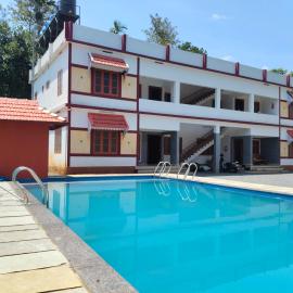 Empire Life Pool Villa, Hotel in Meenangadi