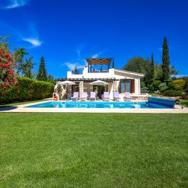 Villa Lara - 11, Spacious Villa with Large Garden and Private Pool on Aphrodite Hills, hotel i Kouklia