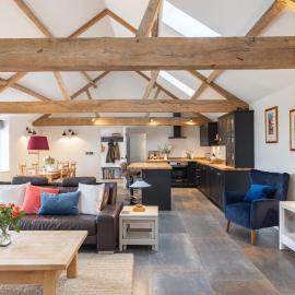 Luxury converted Barn, rural seclusion at foot of The Ridgeway, dog friendly