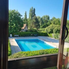 Appartement cosy et chaleureux avec piscine chauffée ouverte du 15-06 au 15-09, hotell i Cabourg