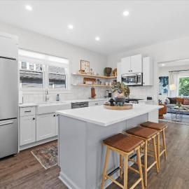 Stylish Home w/Fire Pit | Near Downtown & Weddings, hotel v destinácii Oconomowoc