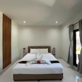 J&B House, hotel in Nai Yang Beach
