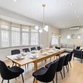 3 Min to Tube Station, Spacious Modern Home Sleeps 12 Adults London