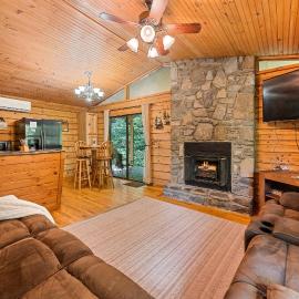 Cozy Stream True Log Cabin w/ Hot Tub Near SMNP, hotel a Maggie Valley