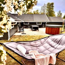 Cozy holiday home - spa, hot tub and play room - close to Marielyst square, hotell i Bøtø By
