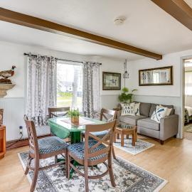 Pet-Friendly Lake Retreat: Walk to Gray Lake Beach, hotel u gradu 'Lake'