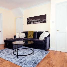 Modern, comfy 2 bedroom House in Hatfield, town centre, free parking, large garden, hotel in Hatfield
