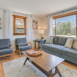Hike, Ski & Ice Fish! Cozy Bungalow in Cedar, hotel a Cedar