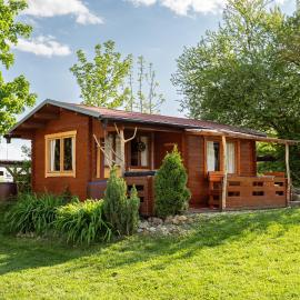 Cozy wood hut on the farm, hotel in Třebívlice