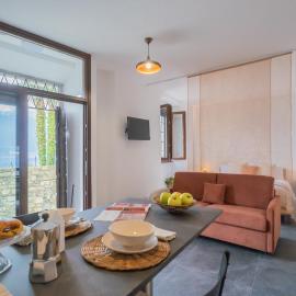 Cozy Nest on the lake by Rent All Como, hótel í Tremezzo