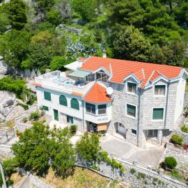 House Charlie With Jacuzzi, hotel en Bast