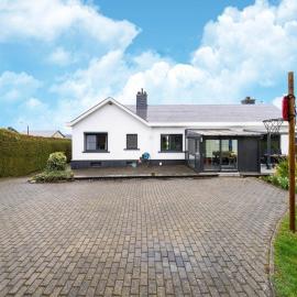 Holiday Home in Lierneux with Private Garden, Hotel in Lierneux