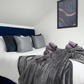 Trinity Apartments - 2 Bed Apartment - sleeps 6 - Spacious - Modern - 30 Seconds from High Street