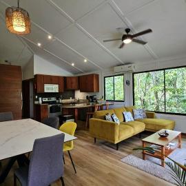 Casa Macaw Jungle Cabin w Private Pool AC, Hotel in Quepos