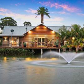 Lilies Lakeside Spa Villa - 1 Bedroom, hotel sa Lovedale