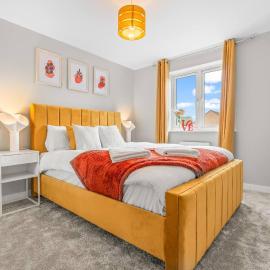 Modern 4-Bed Close to Jaguar Whitley City C…، فندق في Parkside