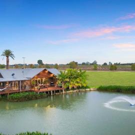 Lilies Lakeside Spa Villa - 2 Bedroom, hotel Lovedale-ben