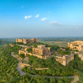 Neemrana's - Tijara Fort Palace, хотел в Алвар
