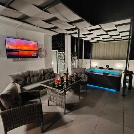 JACUZZI penthouse - King's view, hotel i Artemida