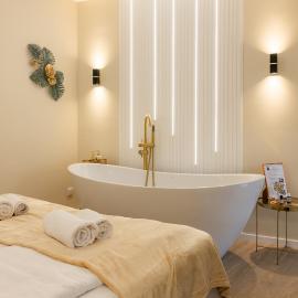 Armoni Laguna Romantic Apartment - Private Infrared Sauna & Bathtub near Flexum Thermal Spa, hotel in Mosonmagyaróvár