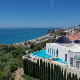 Chimenea - Luxury Villa with Infinity Pool & Stunning Sea Views - LUAL, hotel u gradu 'Nerja'