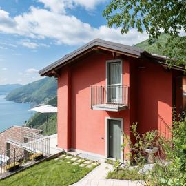 EnjoyIseoLake - La Villetta - Casa vacanze perfetta con giardino, vista lago e piscina, hotel in Parzanica