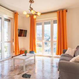 Spacious bright apartment with panoramic views, hotel en Lecco