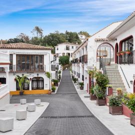 2 Bed Apartment in Benahavis Village, hotel a Benahavís