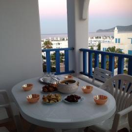 Bel appartement, vue imprenable sur la mer, 80 m2, et super terrasse, hotel a Marina Smir