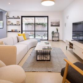 Serenity by the Sea – Poleg Villa, מלון בנתניה
