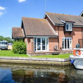 Cavell - sleeps 2 people right in the heart of Wroxham on the Norfolk Broads, ξενοδοχείο σε Wroxham