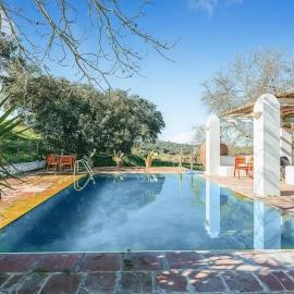 Comfortable villa with mountain views - Valverde de Leganés, hotel in Valverde de Leganés