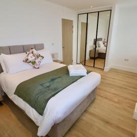 Chertsey Modern 2-Bed Flat with Ensuite & Parking