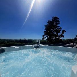 3 Bedroom Contemporary retreat & hot tub
