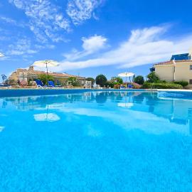 CSS Calm Smart Superior 2BD with Private Yard, Hotel in Chlorakas