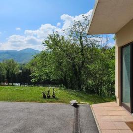Apartments Dvor by the Krka River โรงแรมในDvor