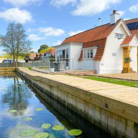 Dutch Cottage sits in its own basin off the River Bure in Horning, מלון בהורנינג