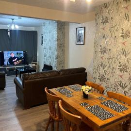 Five Oaks House- Entire 3 Bedroom House for Family & Contractors with up to 5 sleep- NO PARTIES ALLOWED